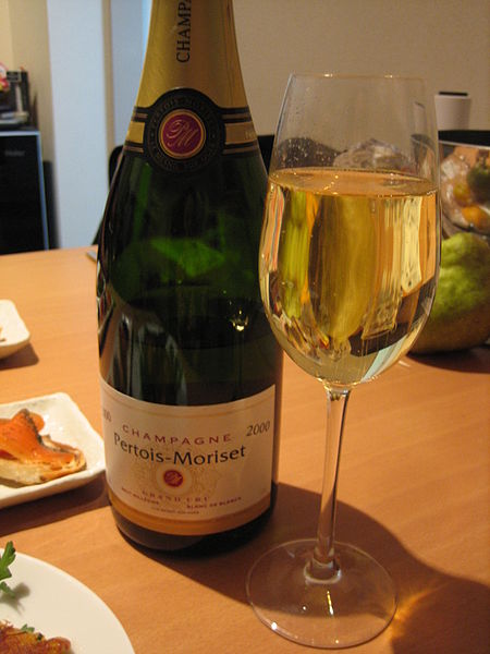 The cause of the lack of visible bubbles in this sparkling wine is mostly due to the glass that was designed for still wine, not Champagne.